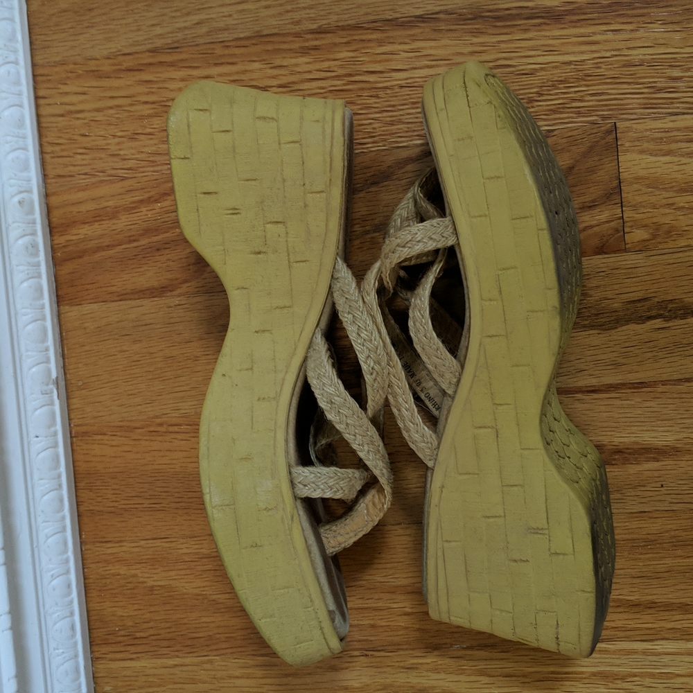 Nomad Rhino Sandals. Size 5.